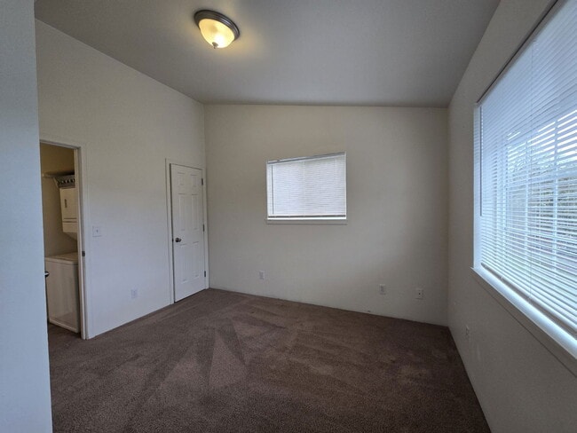 Building Photo - 1914 SE Douglas Ave