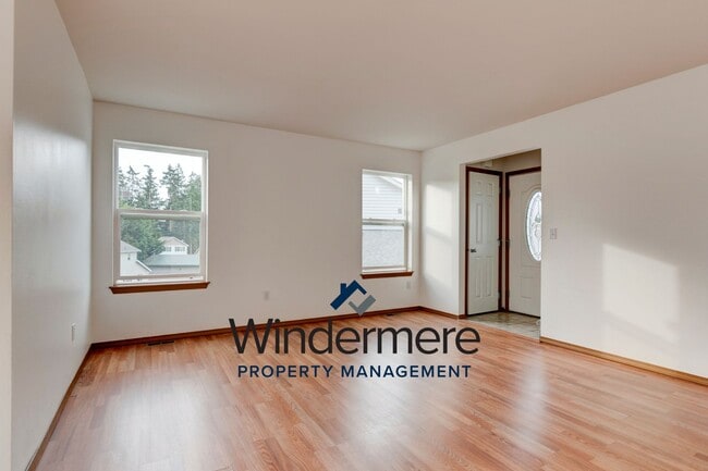 Building Photo - Two story 4 bedroom 2.5 bath Home.