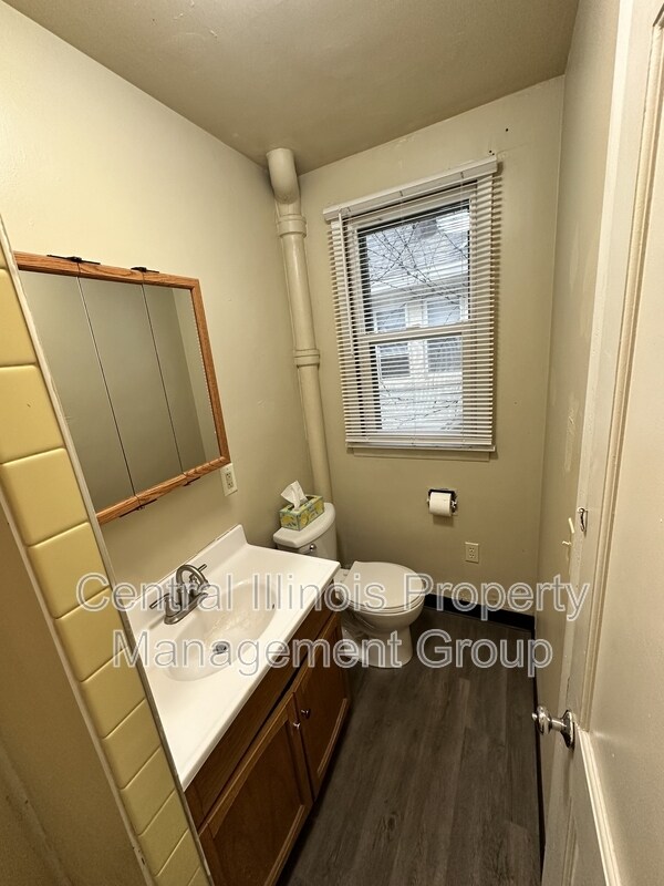 Building Photo - 311 E Locust St