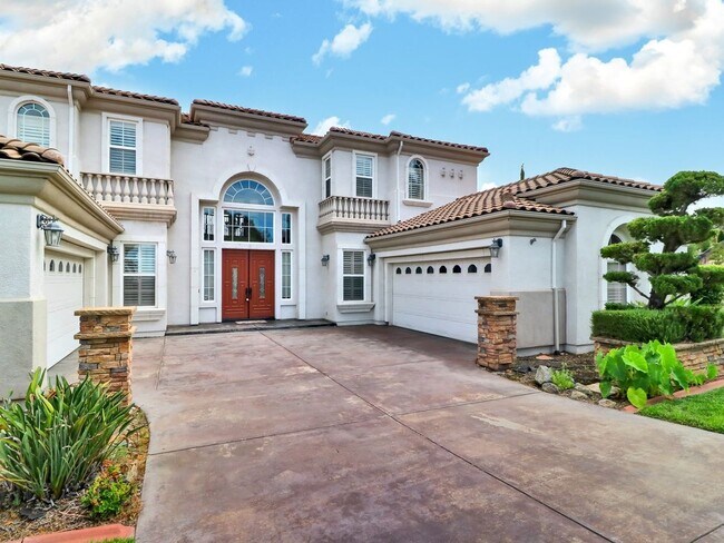 Building Photo - Beautiful custom home in The Promontory in...