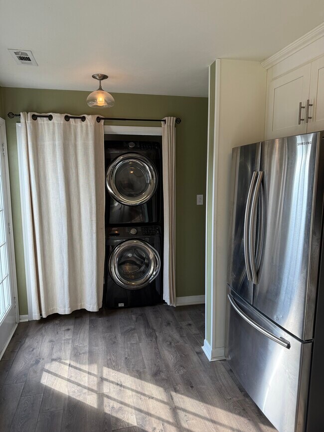 Building Photo - 713 Goodard Dr