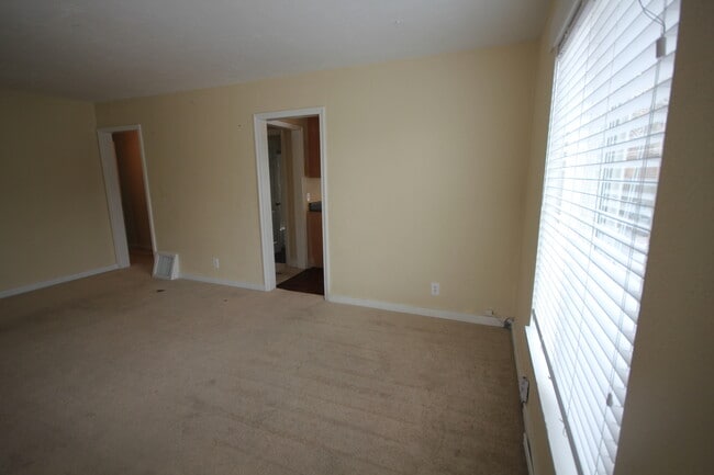 Building Photo - 3 Bedroom Duplex with Lovely Backyard(Upstairs)