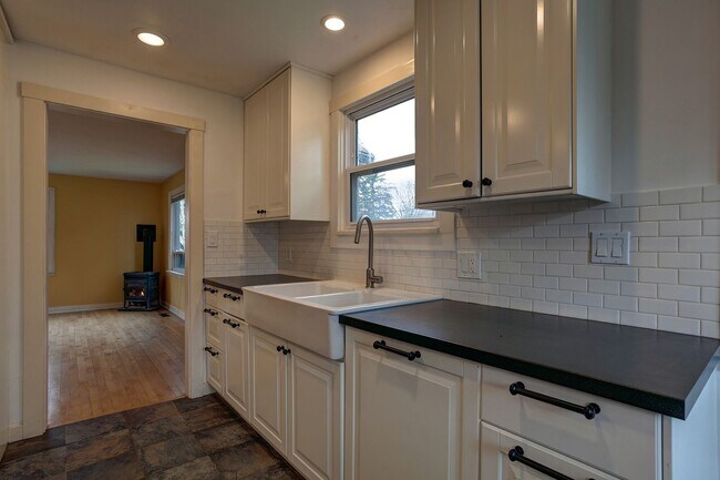 Building Photo - 2 Bed, 2 Bath Home in Historic Birchwood Neighborhood