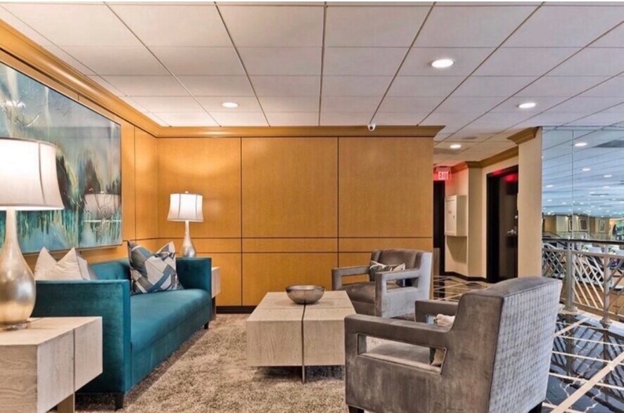 Building Photo - 100 S Doheny Dr