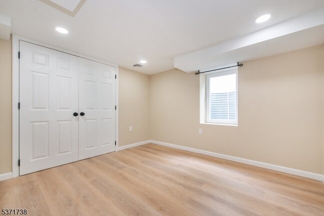 Building Photo - 50 Walnut Crescent