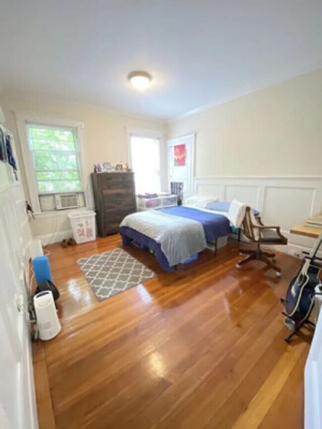 Building Photo - ALLSTON 3 BR Apartment - 9/1