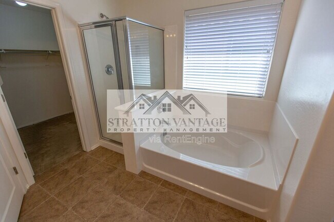 Building Photo - 928 S Hawk Ln