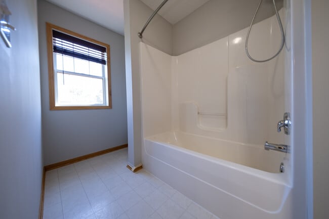 Building Photo - 12101 Waconia Cir NE