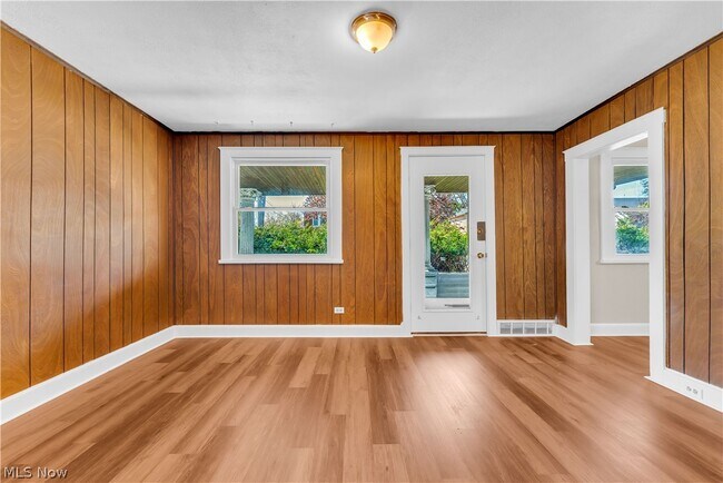 Building Photo - 8517 Rosewood Ave