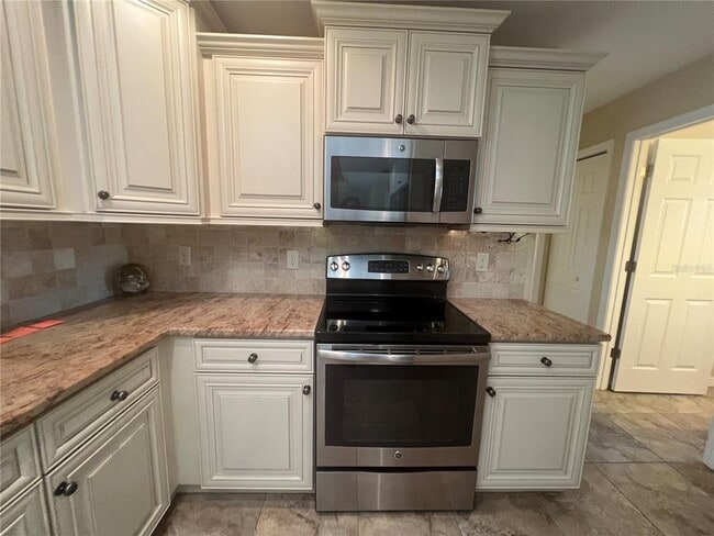 Building Photo - 12660 SW Lakeside Dr