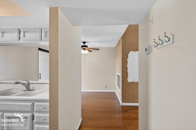 Building Photo - Bright and Modern 1Bdm 1Ba Condo Near Downtown Scottsdale!