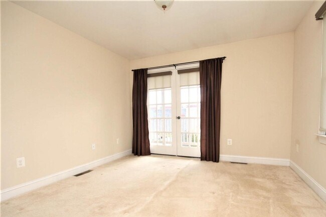 Building Photo - Updated Downtown Frederick Property in prime location available mid August!
