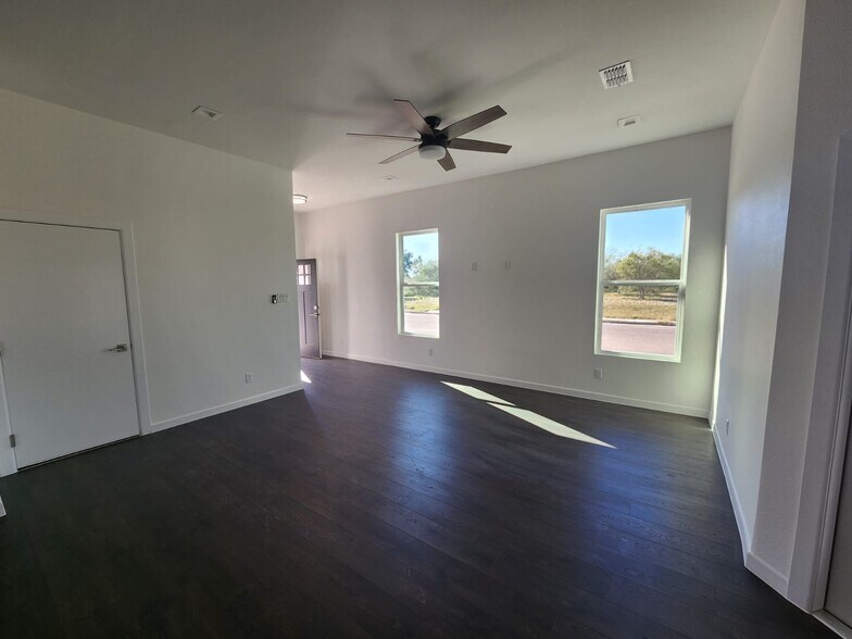 Building Photo - 2716 Kerria Ave