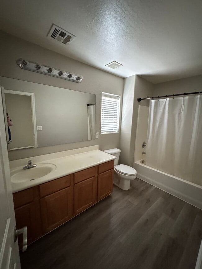 Building Photo - Beautiful 3 bedroom 2.5 bath home for Rent...