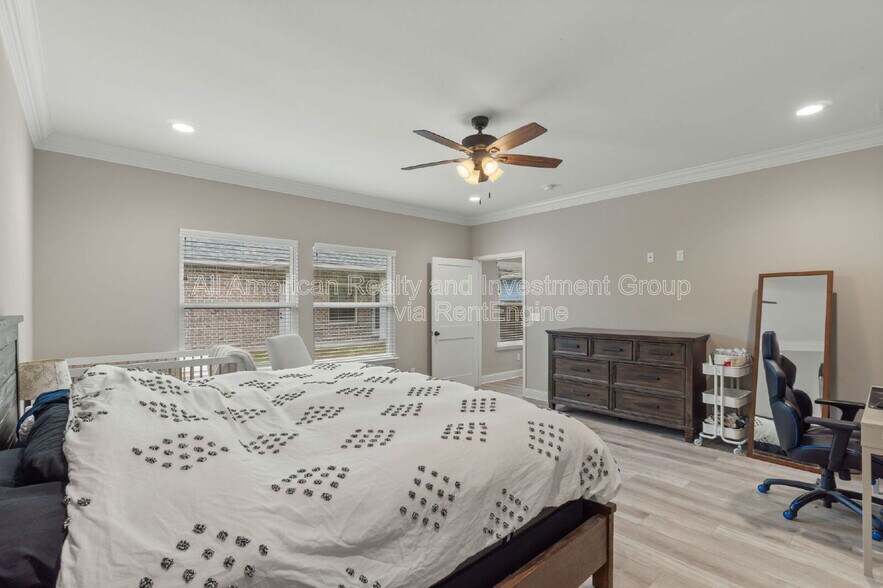 Building Photo - 33 8th Ave