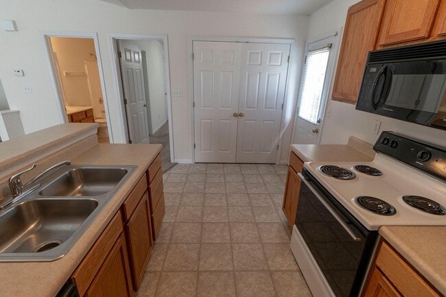 Building Photo - 3324 E St Charles Rd