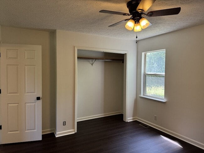 Building Photo - 10125 N Twin Springs Rd