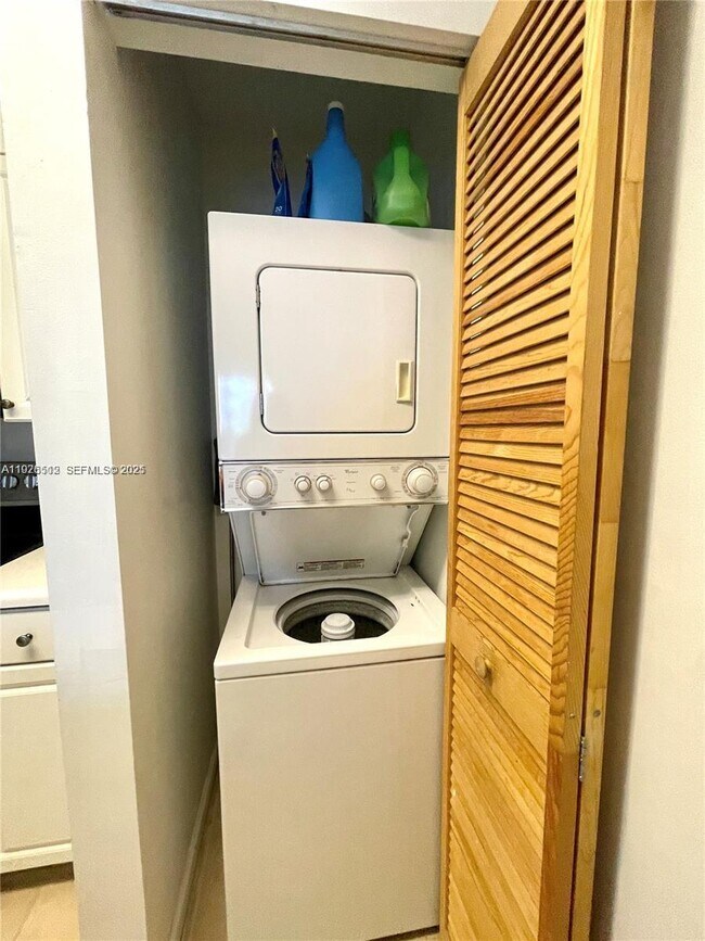 Building Photo - 1341 SE 3rd Ave