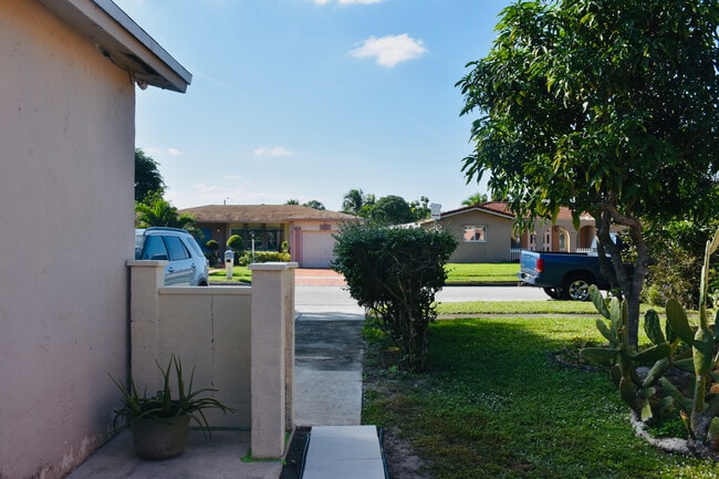 Building Photo - 851 SW 49th Ter
