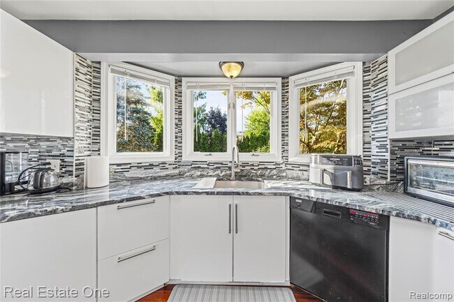 Building Photo - 13987 Glenwood Dr