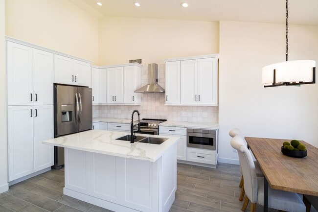 Building Photo - Beautiful updated 4 bedroom plus, 2 bath home in Chandler