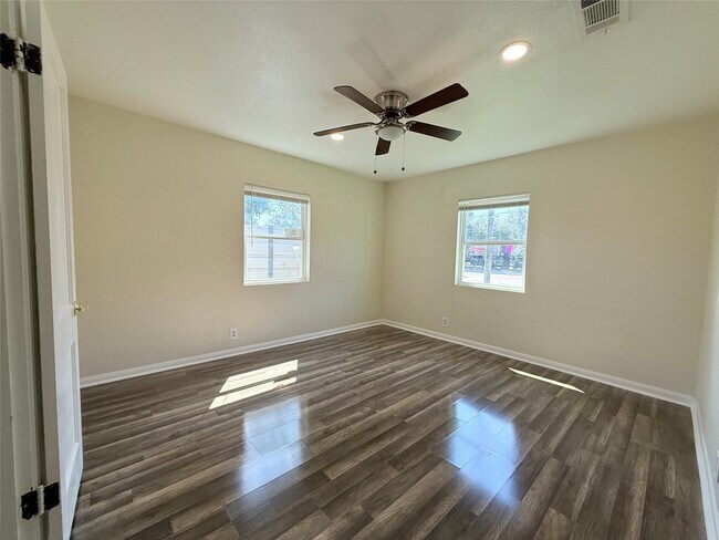 Building Photo - 207 Tidwell Rd