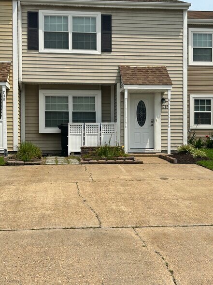 Building Photo - 718 Spence Cir