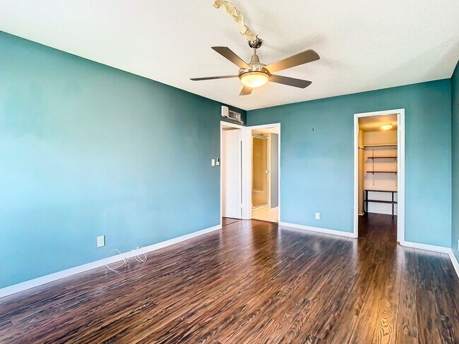 Building Photo - 7400 Sun Island Dr S