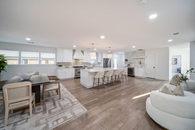 Building Photo - 2501 Briarhurst Dr