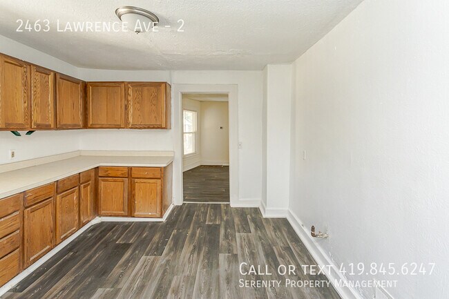 Building Photo - 2463 Lawrence Ave