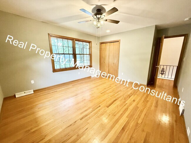 Building Photo - 4 bed | 2.5 bath Home In Shawnee Mission S...