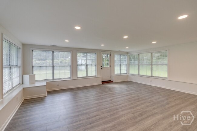 Building Photo - 625 Stuart St