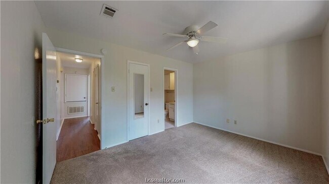 Building Photo - 307 Manuel Dr