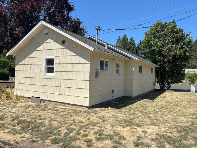 Building Photo - Charming 2-Bedroom Home with Open Living Space and Tile Flooring