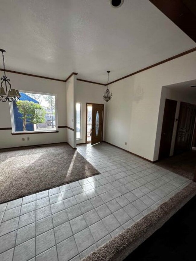 Building Photo - Spacious 4 bd, 2.5 bath - Community Pool