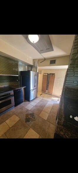 Building Photo - 1703 John Anderson Dr