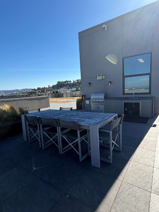 Building Photo - Luxurious Updated Condo in Dogpatch