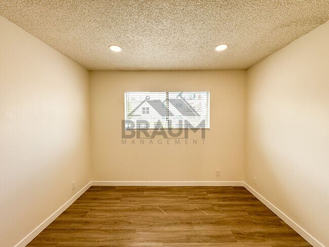 Building Photo - 14801 Delano St