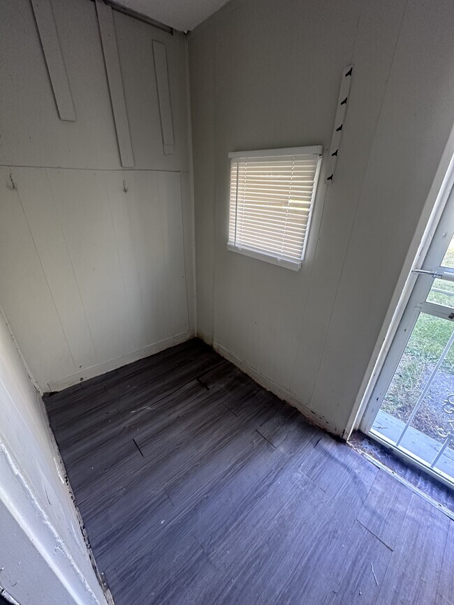 Building Photo - 8009 Vineyard Ave