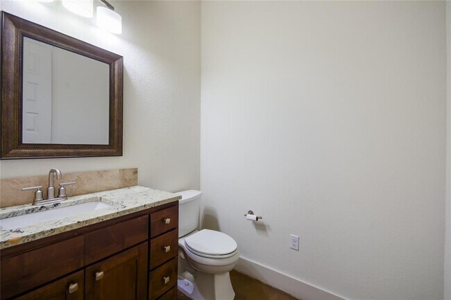 Building Photo - 18400 Lakepoint Cove