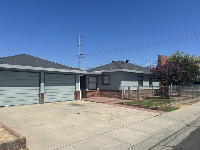Building Photo - 1301 Higbee Dr