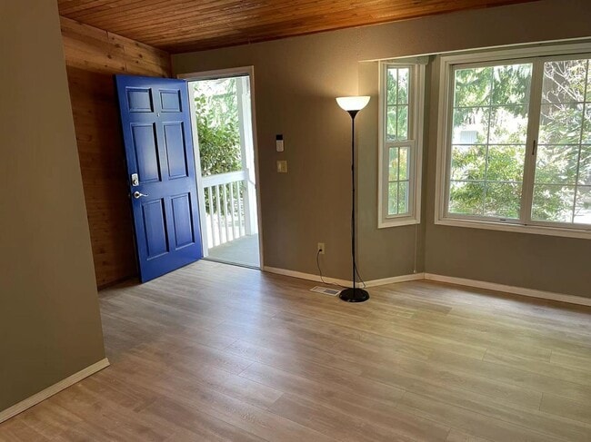 Building Photo - Beautiful & stunning 3-bed, 2-bath house i...