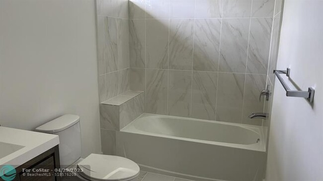 Building Photo - 4141 S oaks Pl