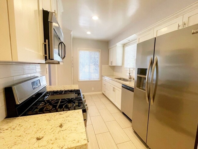 Building Photo - Beautiful Apartment in Small Duplex