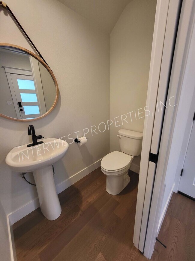 Building Photo - 4 bd 3.5ba dream home in the heart of the Woodlawn District w/Washer/Dryer, Garage & Gas Fireplace!