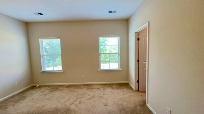 Building Photo - Experience the perfect blend of comfort & modern living in this beautiful home located in Northea...