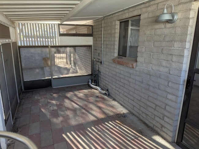 Building Photo - Triplex - 2 Bedroom and 1 Bath Unit