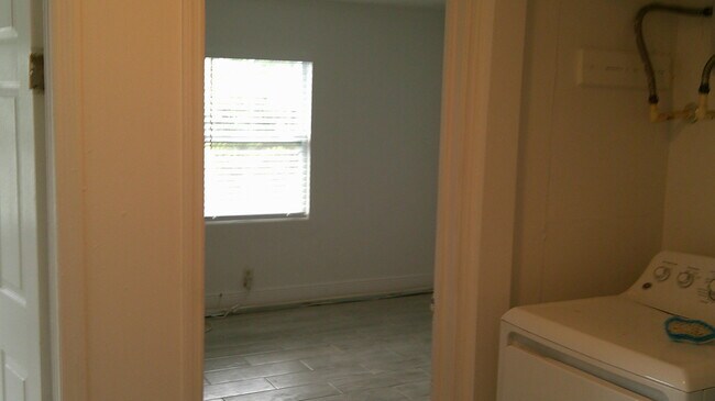 Building Photo - 900 W 9th St