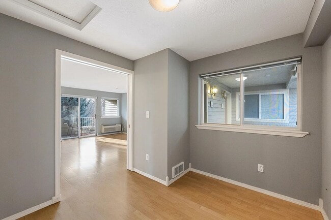 Building Photo - $1,600 - 1 Bed / 1 Bath Gorgeous Condo Unit in University District