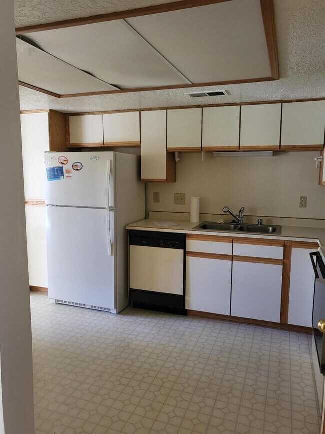 Building Photo - 819 Country Club Dr SE